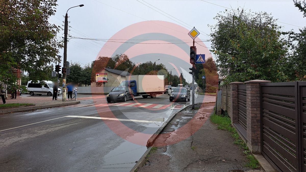 На перехресті у Коломиї "поцілувались" автомобілі