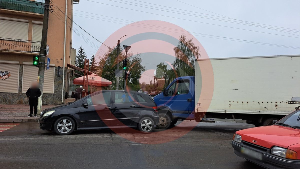 На перехресті у Коломиї "поцілувались" автомобілі 1