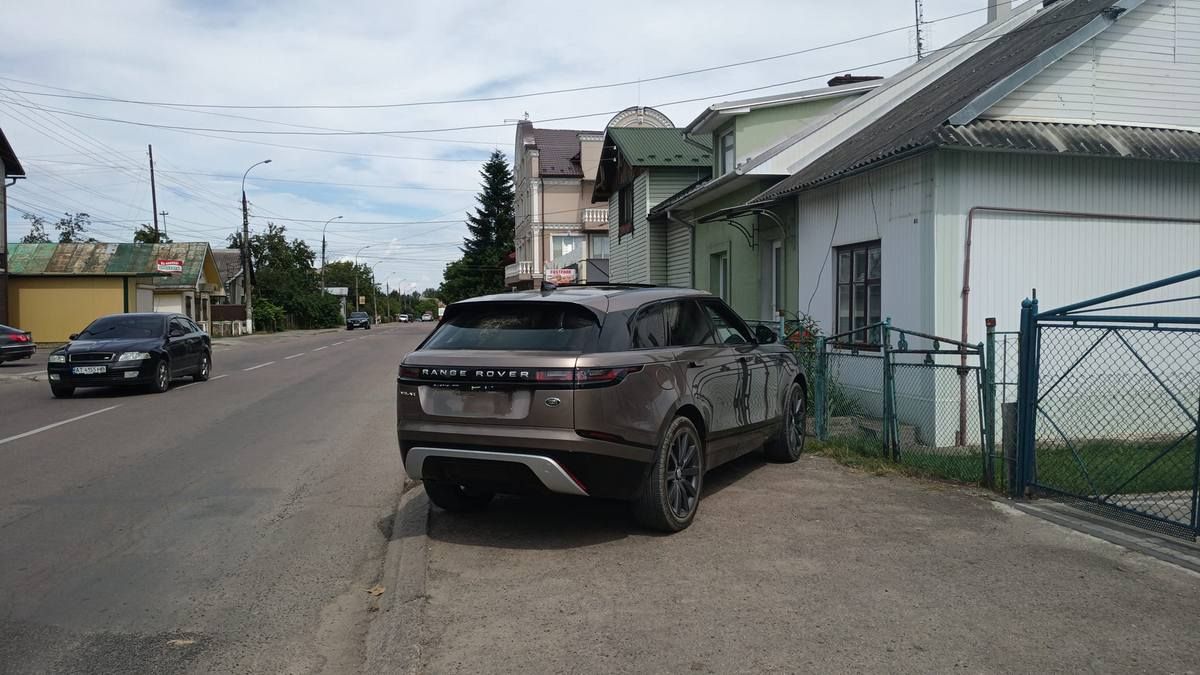 Кінець липня 2023 року. Водій Range Rover-а загородив тротуар, а господарям – заїзд: рагульське паркування у Коломиї