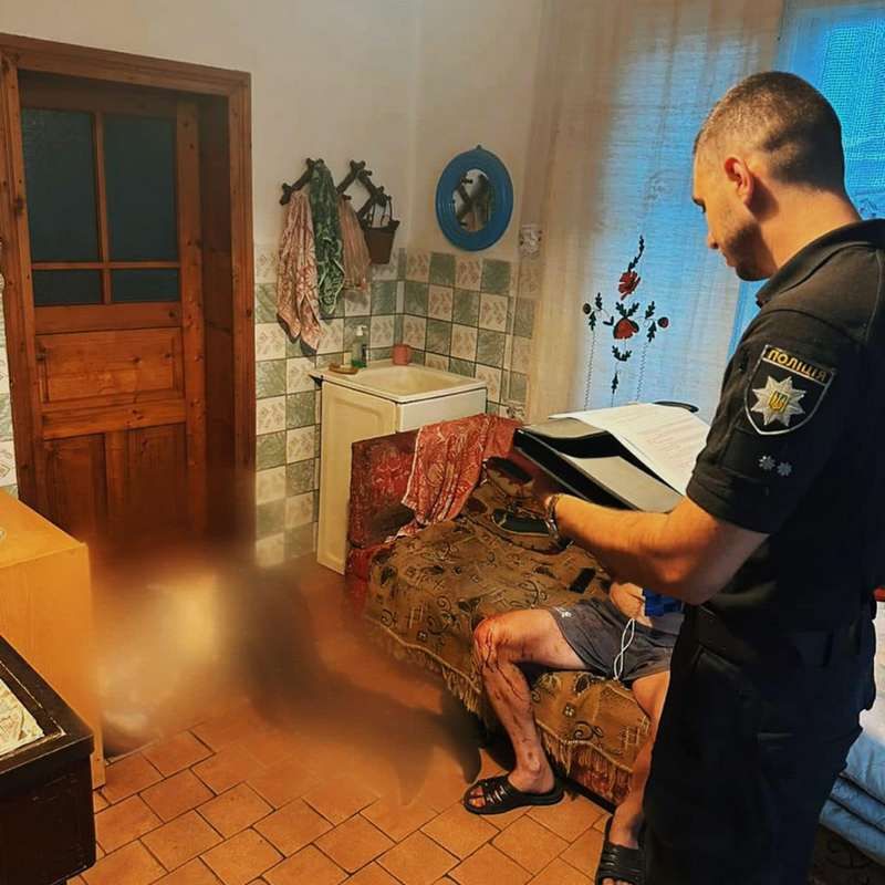 На Коломийщині п'яний син із ножем напав на батька. Чоловік помер 1