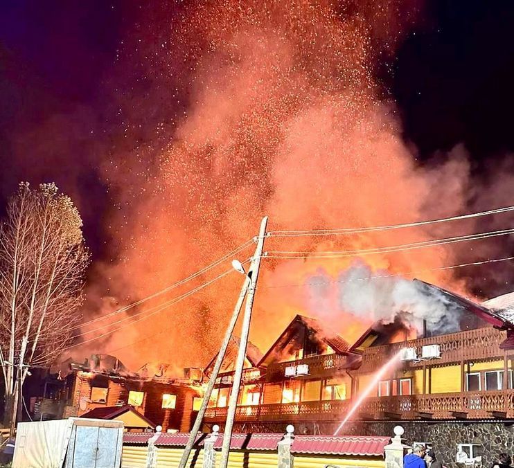 160 людей, серед яких 148 дітей, евакуювали з палаючої бази відпочинку на Прикарпатті 2