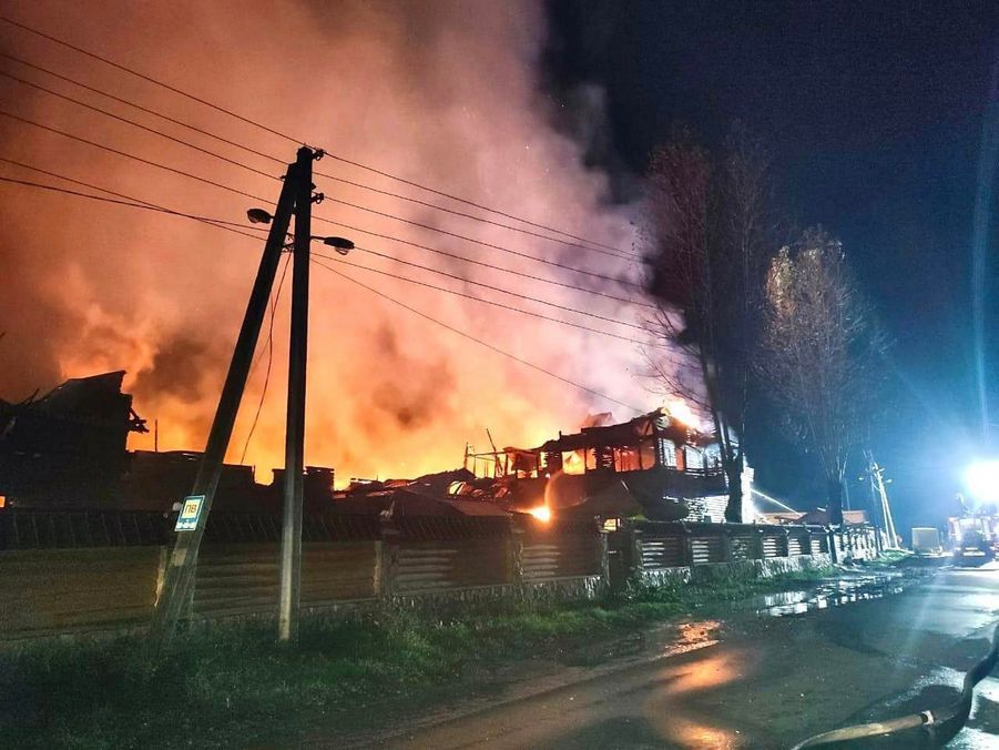 160 людей, серед яких 148 дітей, евакуювали з палаючої бази відпочинку на Прикарпатті 1