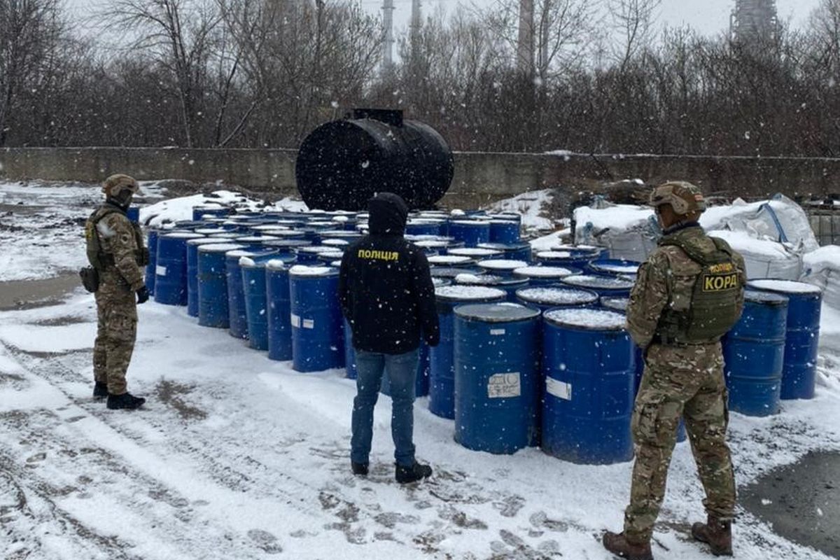 Крали нафту і збували підпільним виробникам пального: групі злочинців загрожує до 12 років в'язниці 1