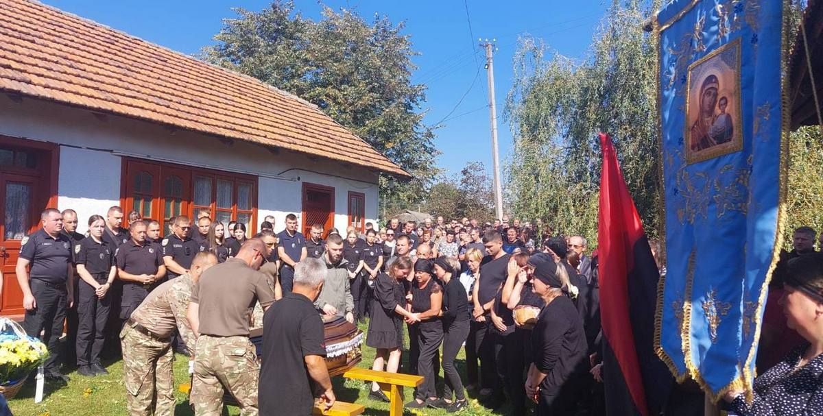 До рідного дому на Коломийщині назавжди повернувся Герой Олександр Козюк 12