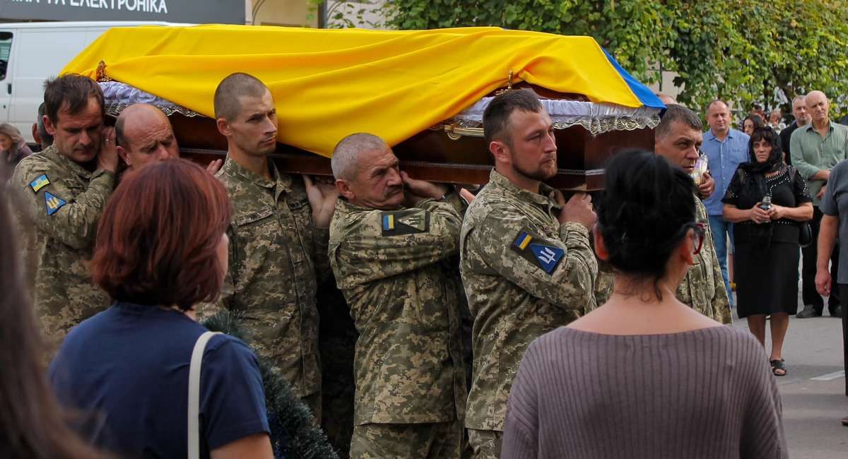 Коломияни провели в останню дорогу захисника Олександра Шарого 6