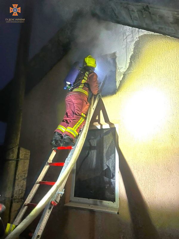 Вдосвіта на Прикарпатті знову палав магазин 2