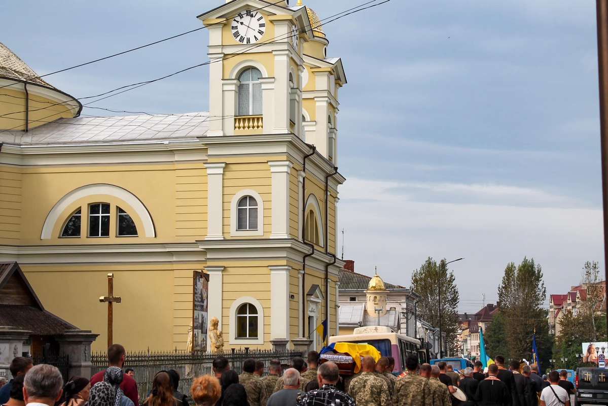 Коломияни провели в останню дорогу захисника Олександра Шарого 8