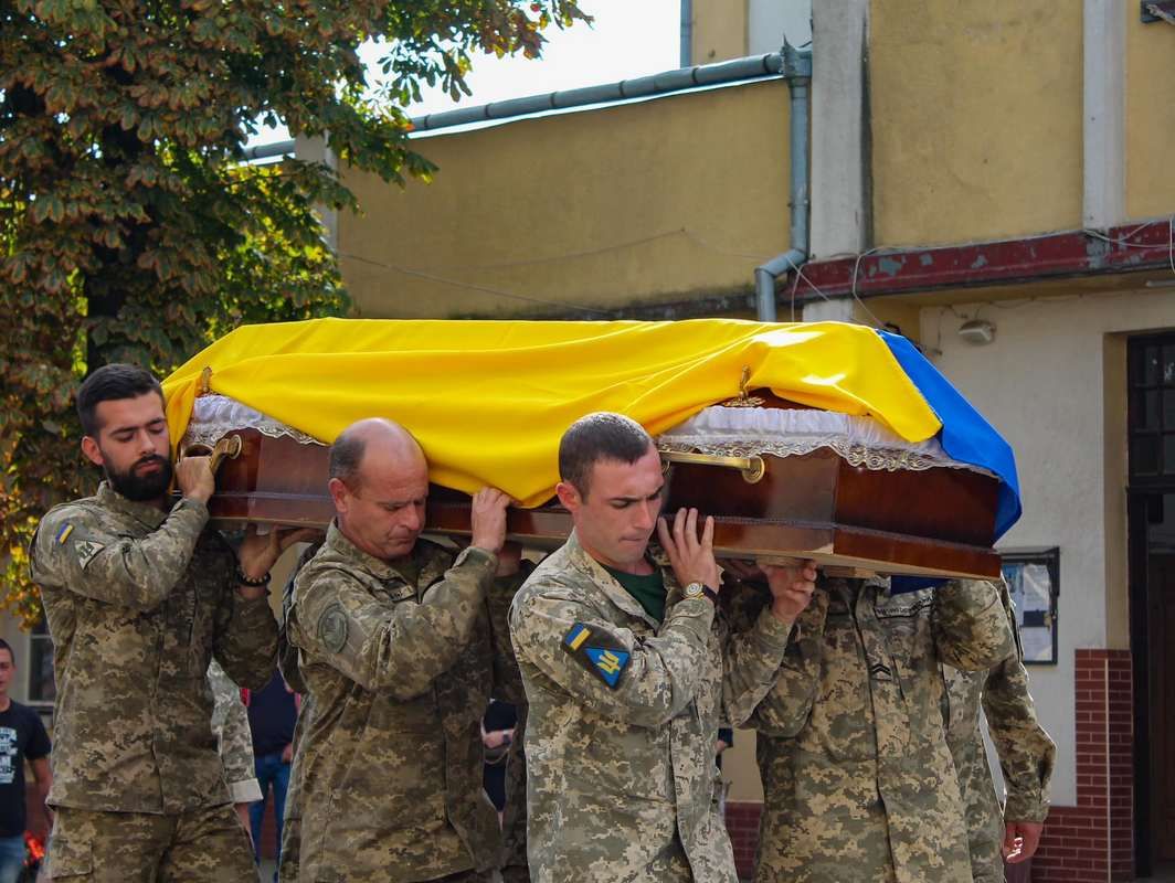 Коломияни провели в останню дорогу захисника Олександра Шарого 3