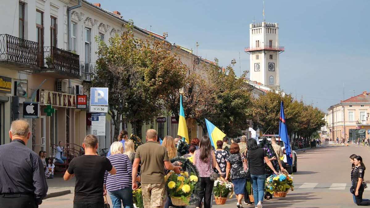 Коломияни провели в останню дорогу захисника Олександра Шарого