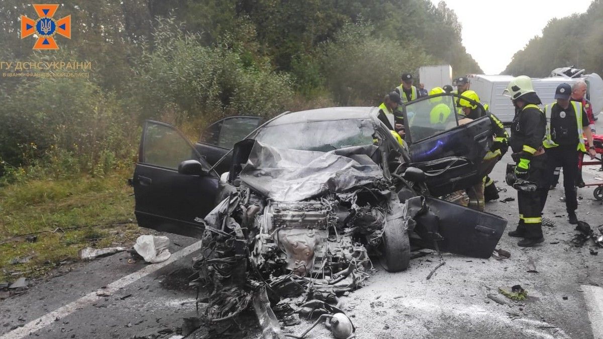 По дорозі з Коломиї до Івано-Франківська сталась масштабна ДТП. ОНОВЛЕНО