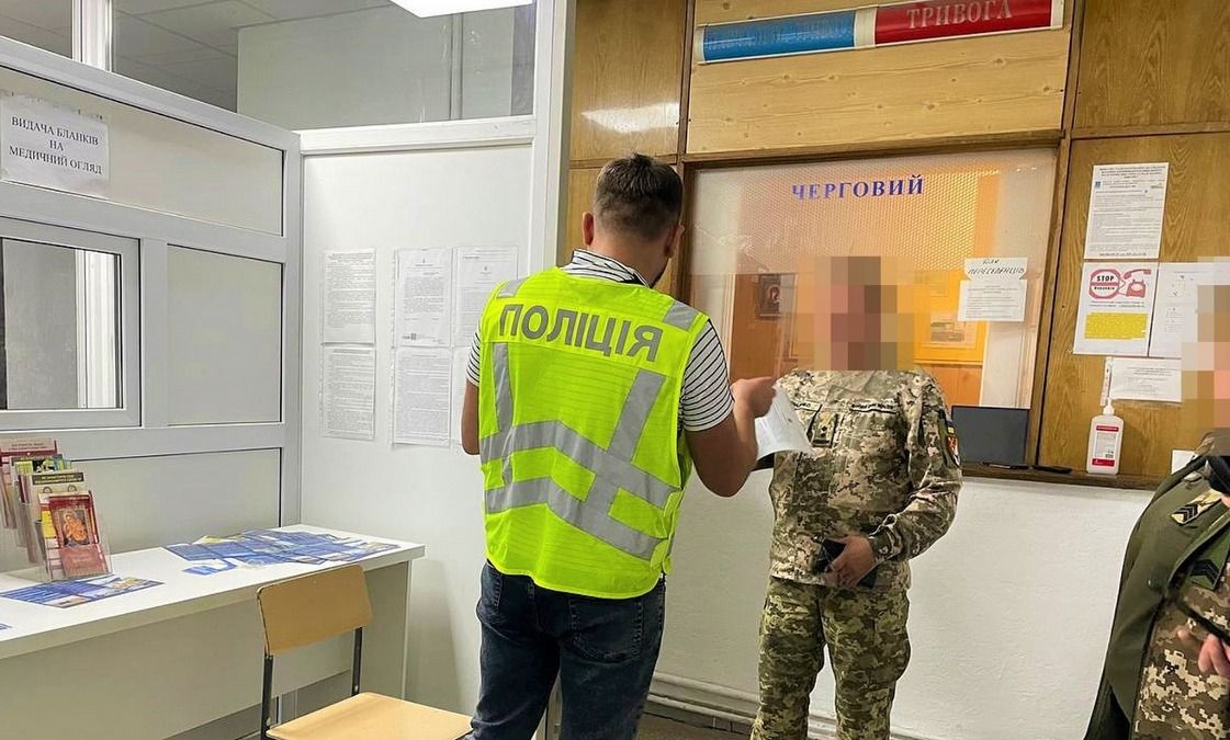 Начальника районного ТЦК на Прикарпатті спіймали на хабарі 2