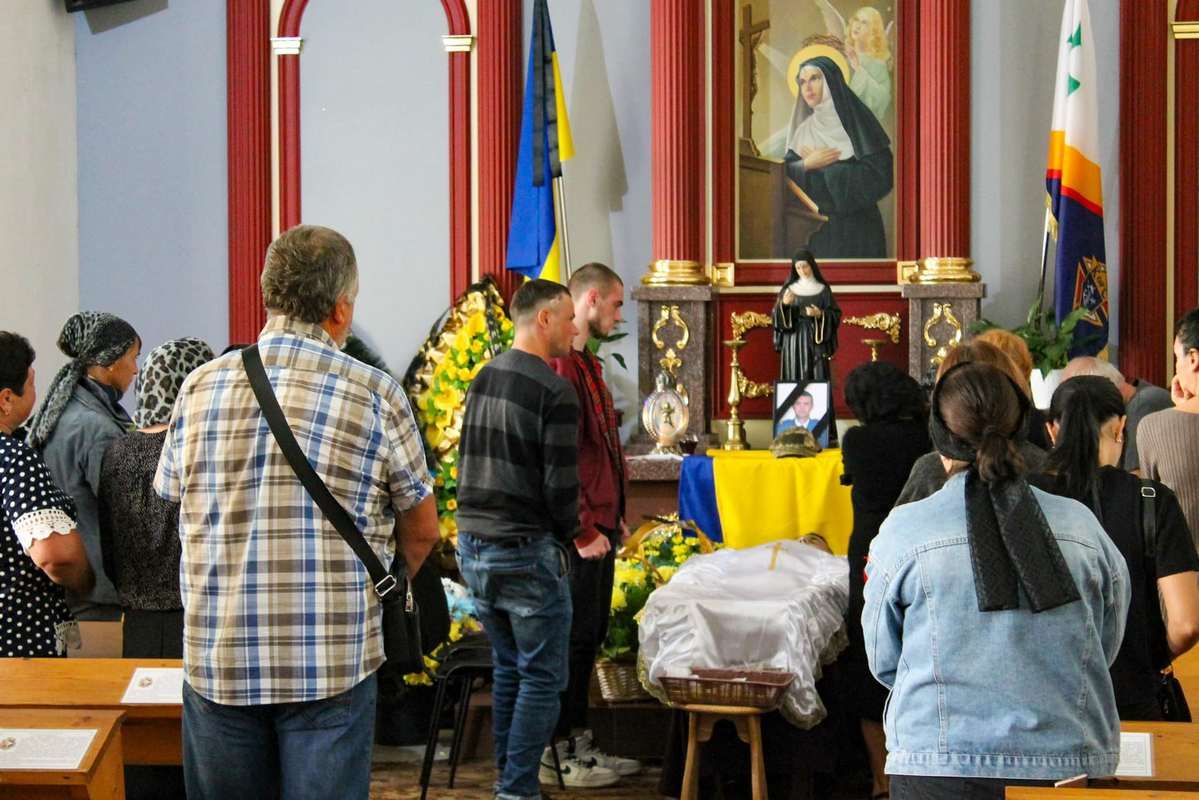 Коломияни провели в останню дорогу захисника Олександра Шарого 2