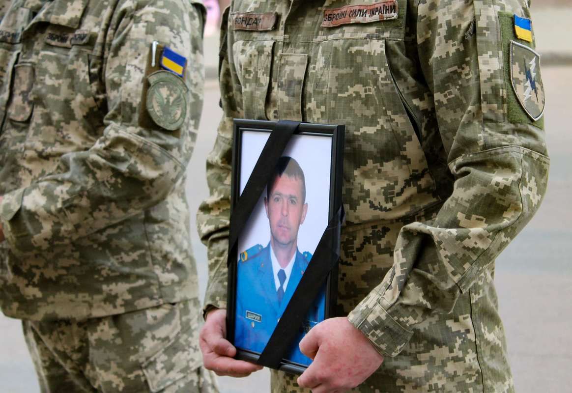 Коломияни провели в останню дорогу захисника Олександра Шарого 9