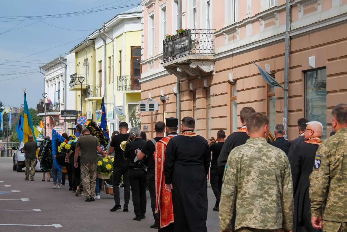 Коломияни провели в останню дорогу захисника Олександра Шарого 4
