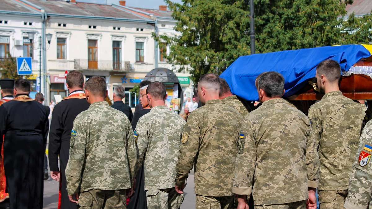 Коломияни провели в останню дорогу захисника Олександра Шарого 5