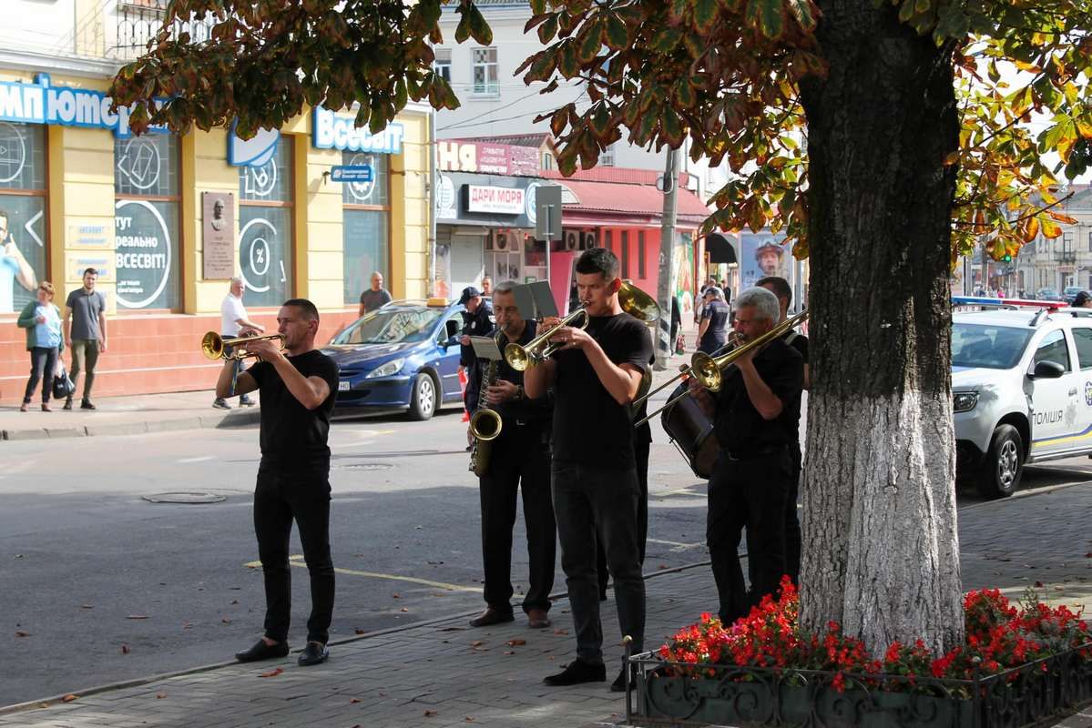 Коломияни провели в останню дорогу захисника Олександра Шарого 1