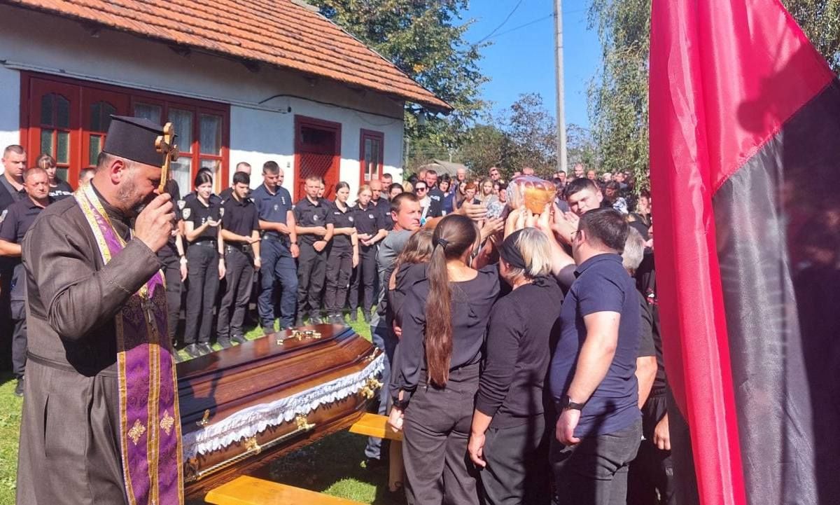 До рідного дому на Коломийщині назавжди повернувся Герой Олександр Козюк 11