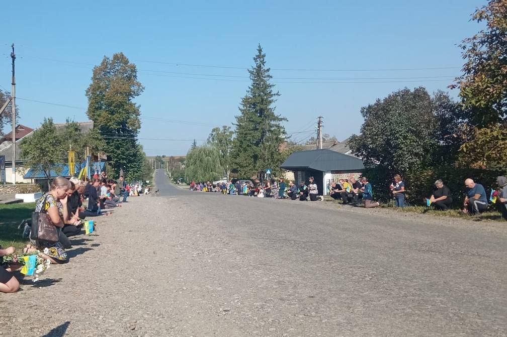 До рідного дому на Коломийщині назавжди повернувся Герой Олександр Козюк 10