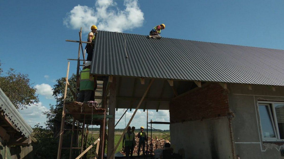 Волонтери організації "Свідки Єгови" відновлюють на Коломийщині будинок загиблого від "Кинджалу" Володі Балабаника 4