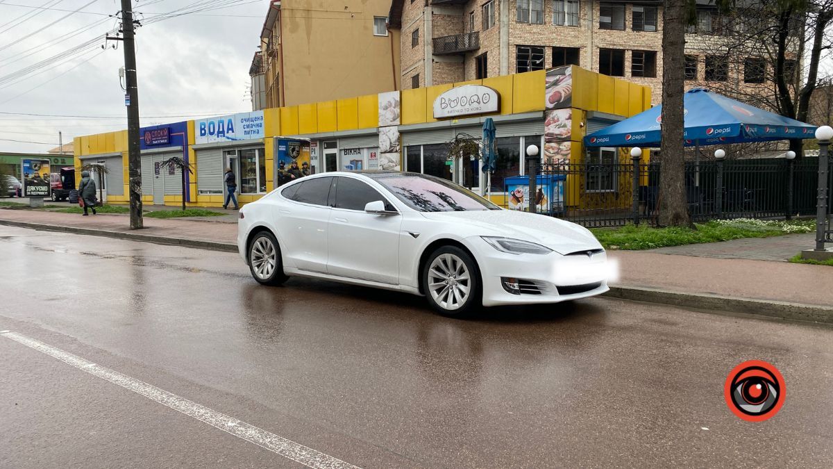 Недолуге паркування Тесли у Коломиї | Фотофакт