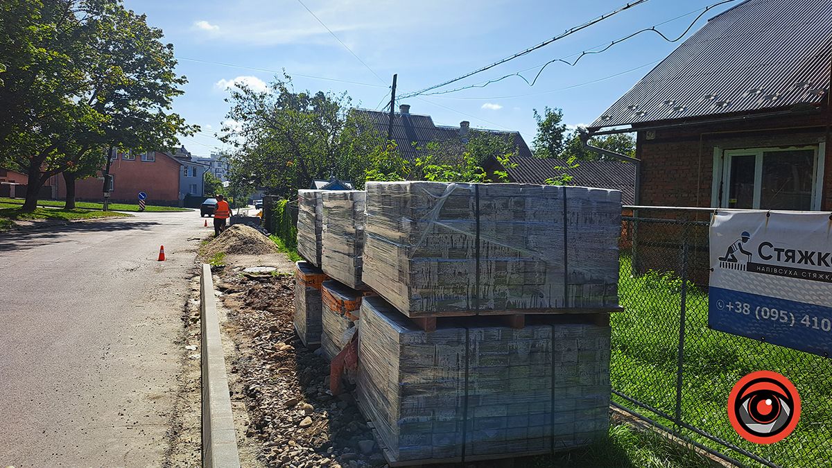 Як просуваються ремонти тротуарів на вул. Довбуша в Коломиї 2