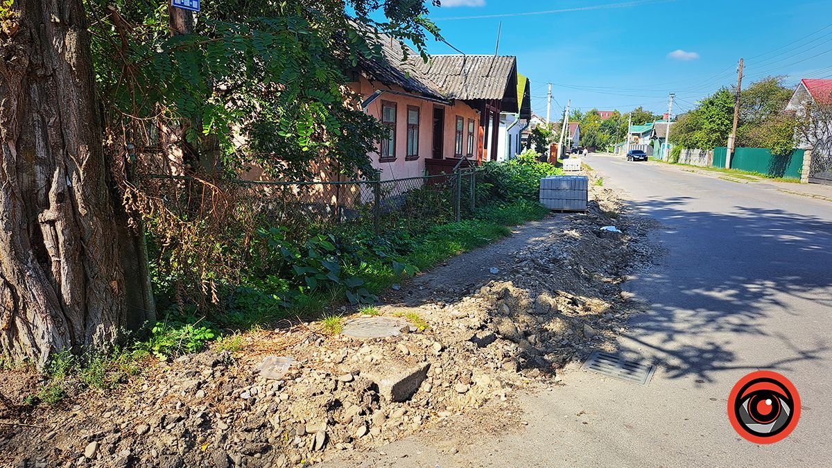 Як просуваються ремонти тротуарів на вул. Довбуша в Коломиї 4