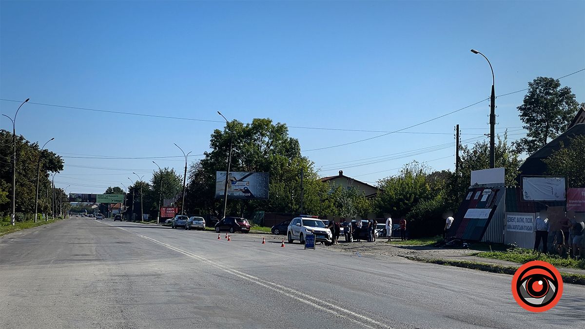 На вул. Карпатській сталася аварія за участі авто та мотоцикла 2