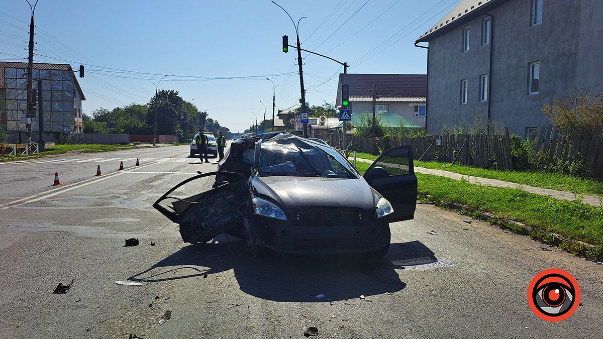 У Коломиї зіткнулися два легковика, водії ушпиталені 10