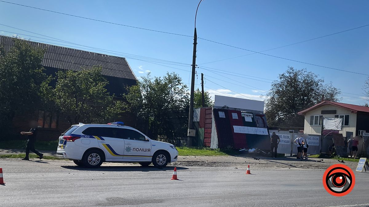 На вул. Карпатській сталася аварія за участі авто та мотоцикла 4