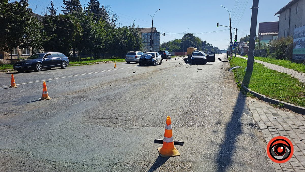 У Коломиї зіткнулися два легковика, водії ушпиталені 7