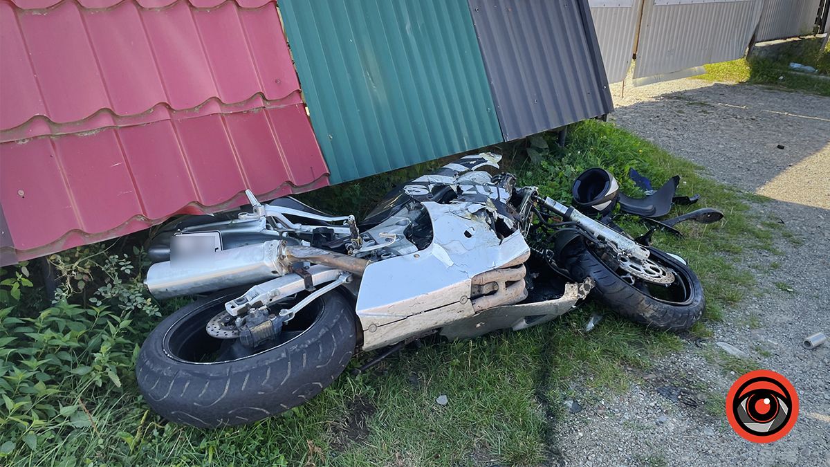 На вул. Карпатській сталася аварія за участі авто та мотоцикла 5