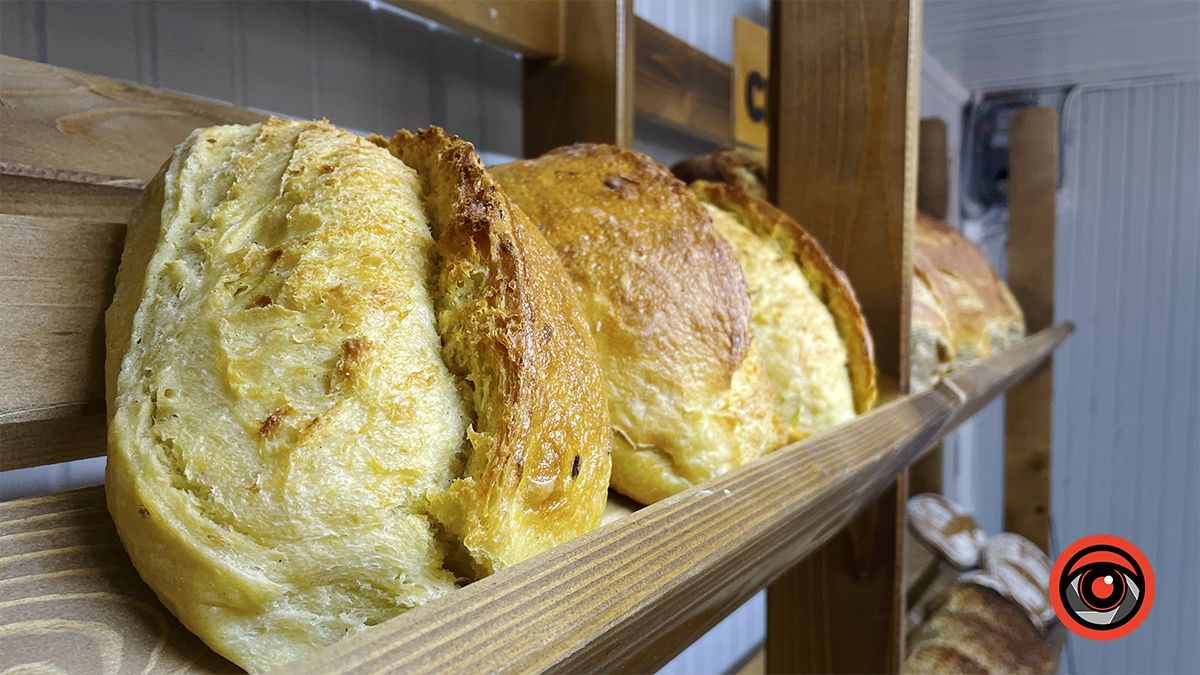 Купити свіжий хлібчик можна щодня з 9:00 на вулиці Мазепи, 298.