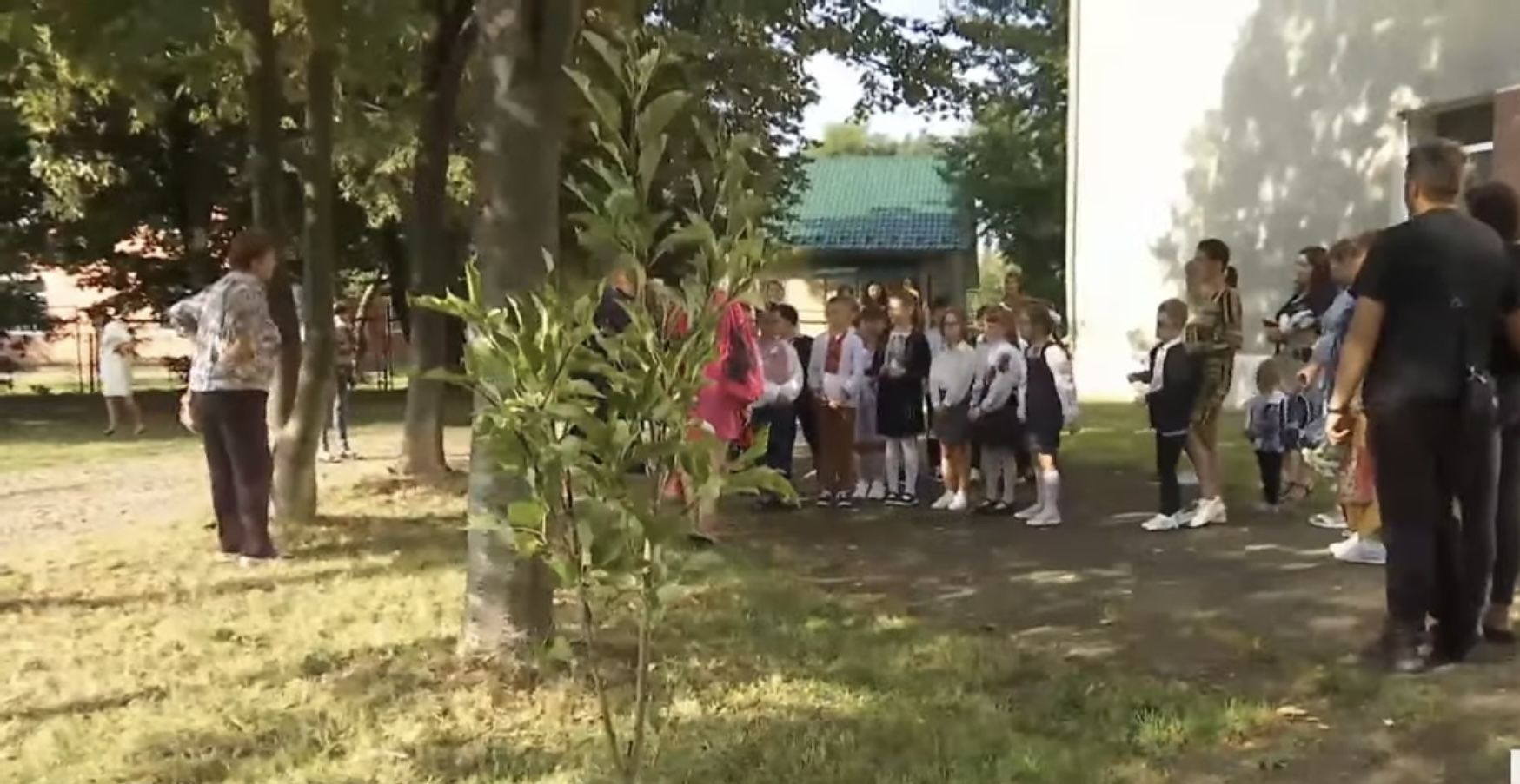 У Коломиї на подвір'ї ліцею №2 висадили дерево в пам'ять про 8-річного Володю 1