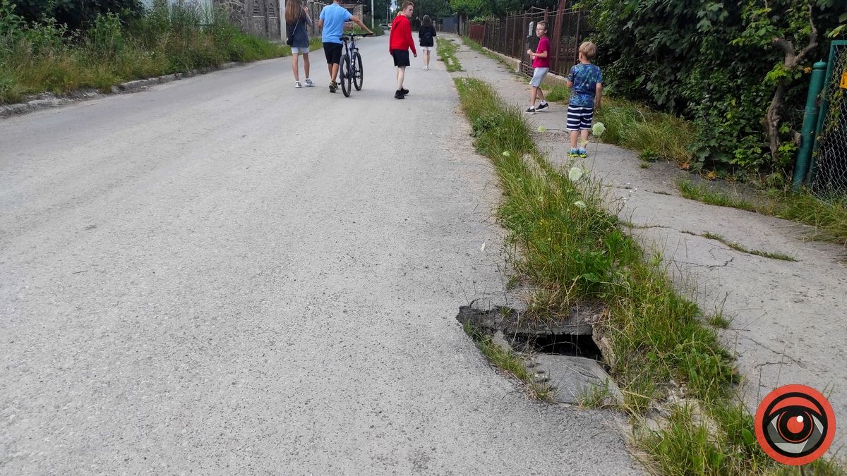 Краще оминути: люки вул. Староміської провалюються