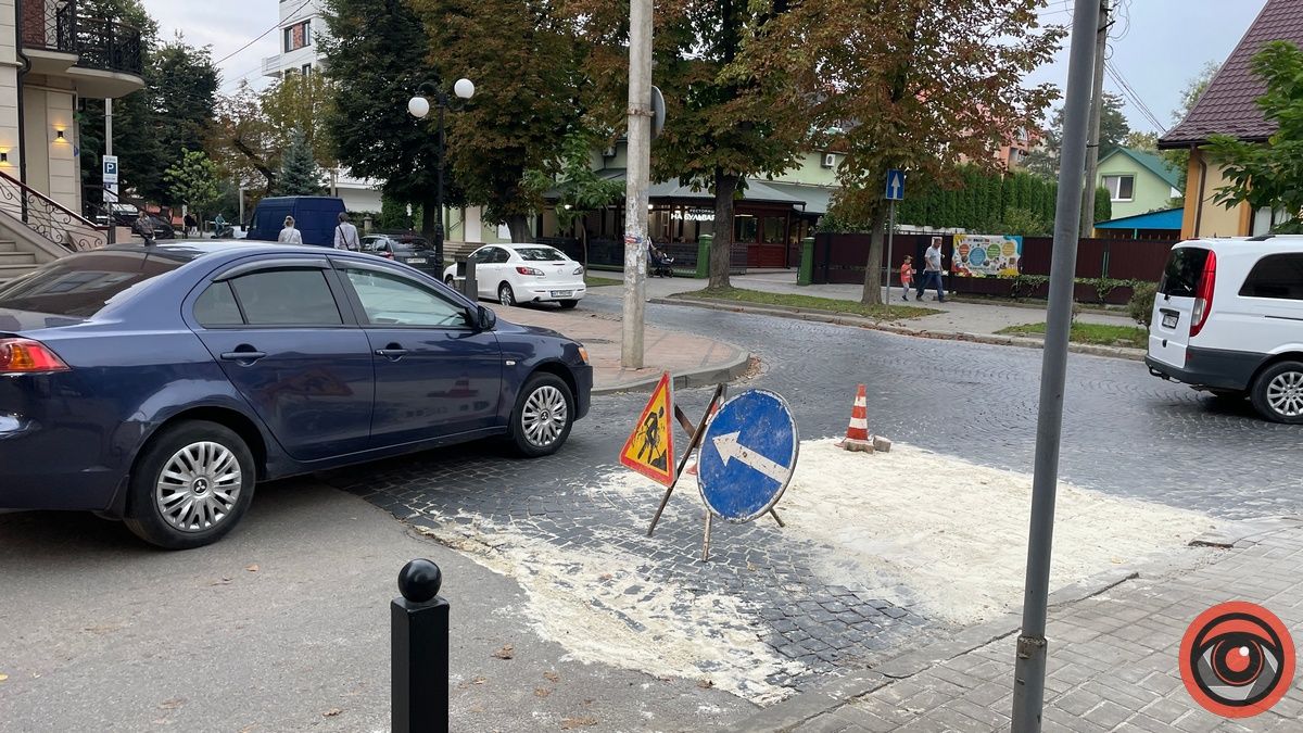 Ще одну історичну вулицю Коломиї спіткали "зеброві перевтілення" 1