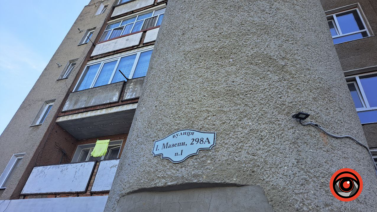 Мешканець одного з будинків у Коломиї вирвав кущик біля паркувальної зони 1