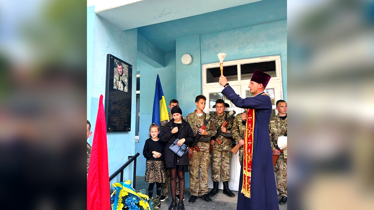 У Космачі відкрили пам'ятну дошку Герою Юрію Кобюку 3