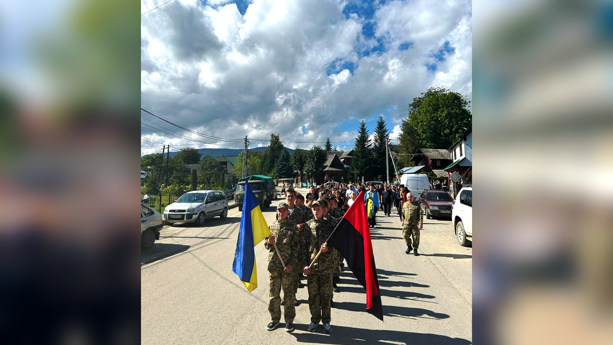 У Космачі відкрили пам'ятну дошку Герою Юрію Кобюку 4
