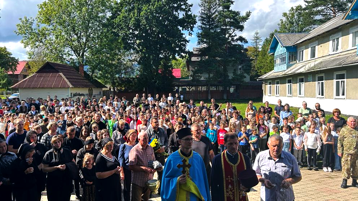 У Космачі відкрили пам'ятну дошку Герою Юрію Кобюку 1