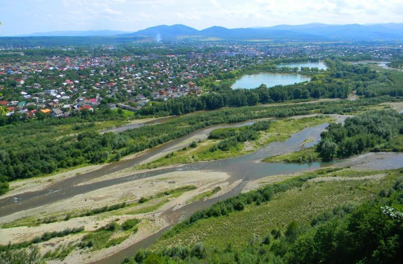 Надвірна – місто в Івано-Франківській області, розташоване у долині річок Бистриця, Стримба та Ворона. З Надвірної вже видно, як зовсім неподалік синіють карпатські вершини.
