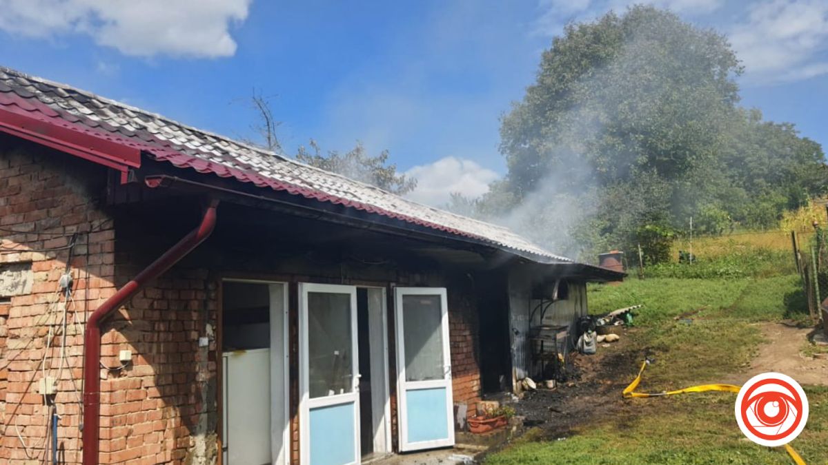 У Снятині будівлю рятували пожежні 2