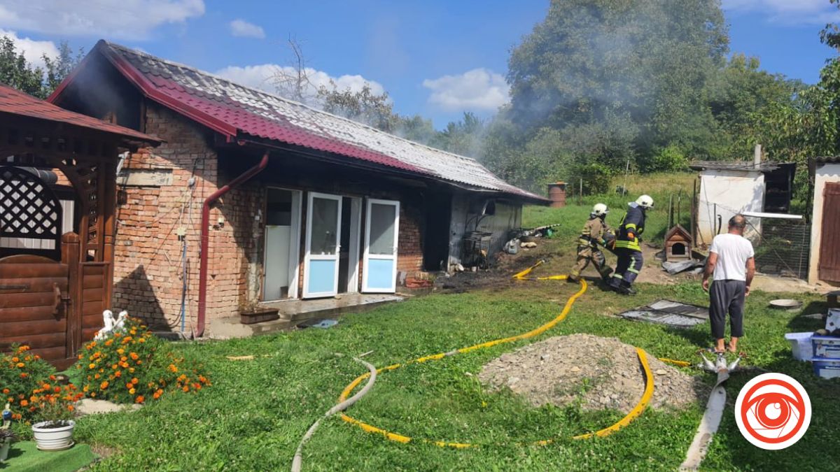 У Снятині будівлю рятували пожежні 1