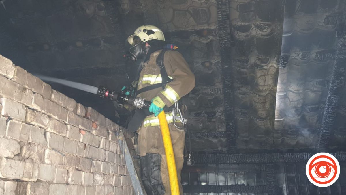 У Снятині будівлю рятували пожежні