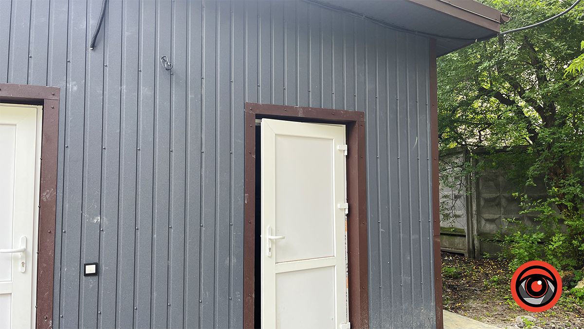 Користування туалетом-мільйонником у міському парку Коломиї виявилося платним 1