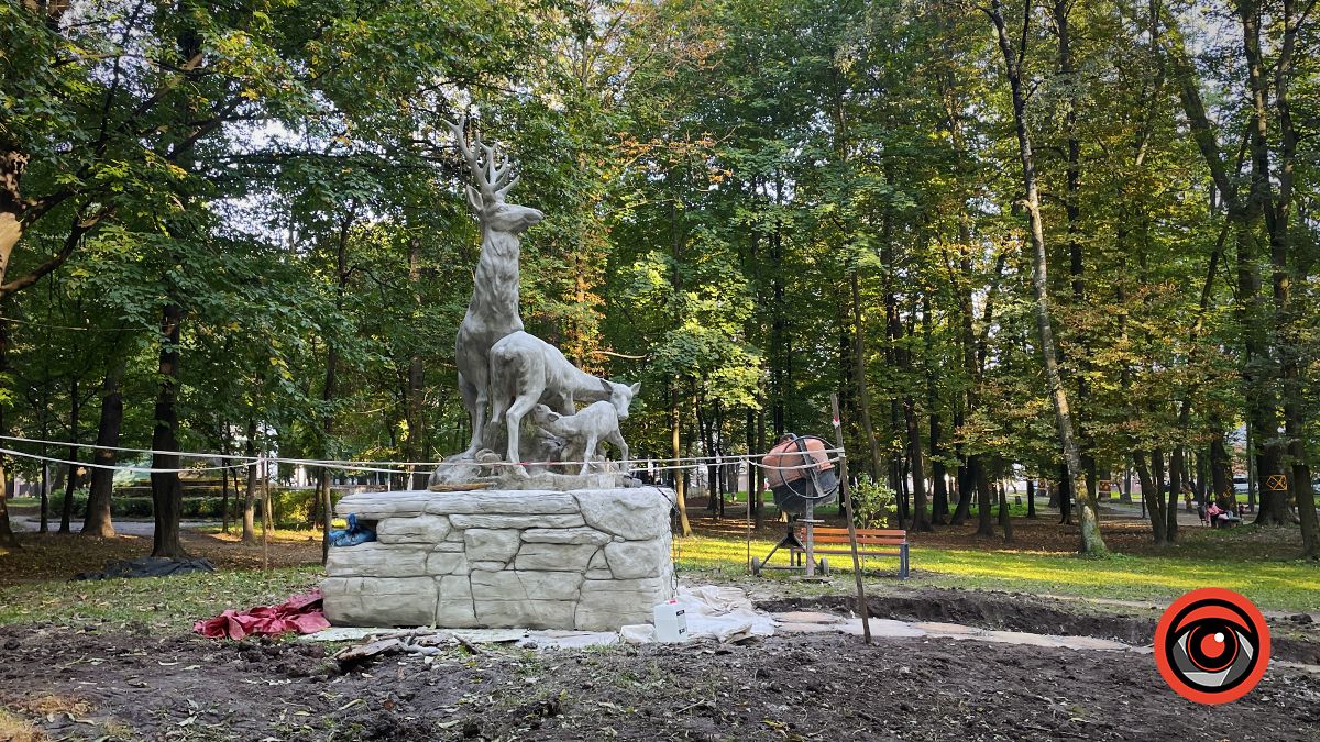 Як переродилися олені у скульптурі коломийського парку 3