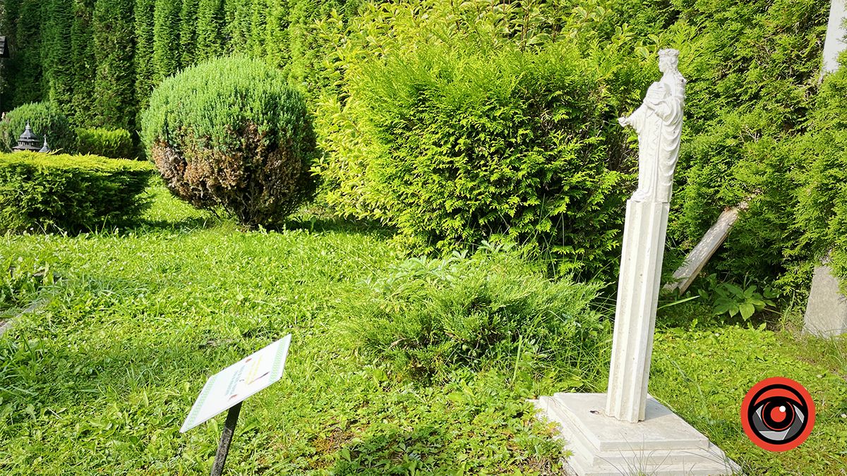 мініатюра пам’ятника Королеві Ядвізі, що розташована в c. Микуличин