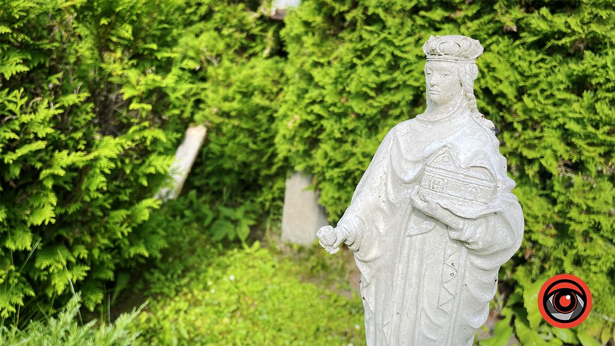 мініатюра пам’ятника Королеві Ядвізі, що розташована в c. Микуличин