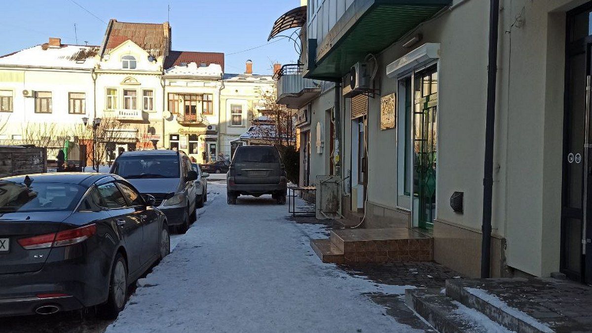 Лютий 2023р. Паркуюсь, де хочу: в Коломиї водій залишив авто посеред тротуару