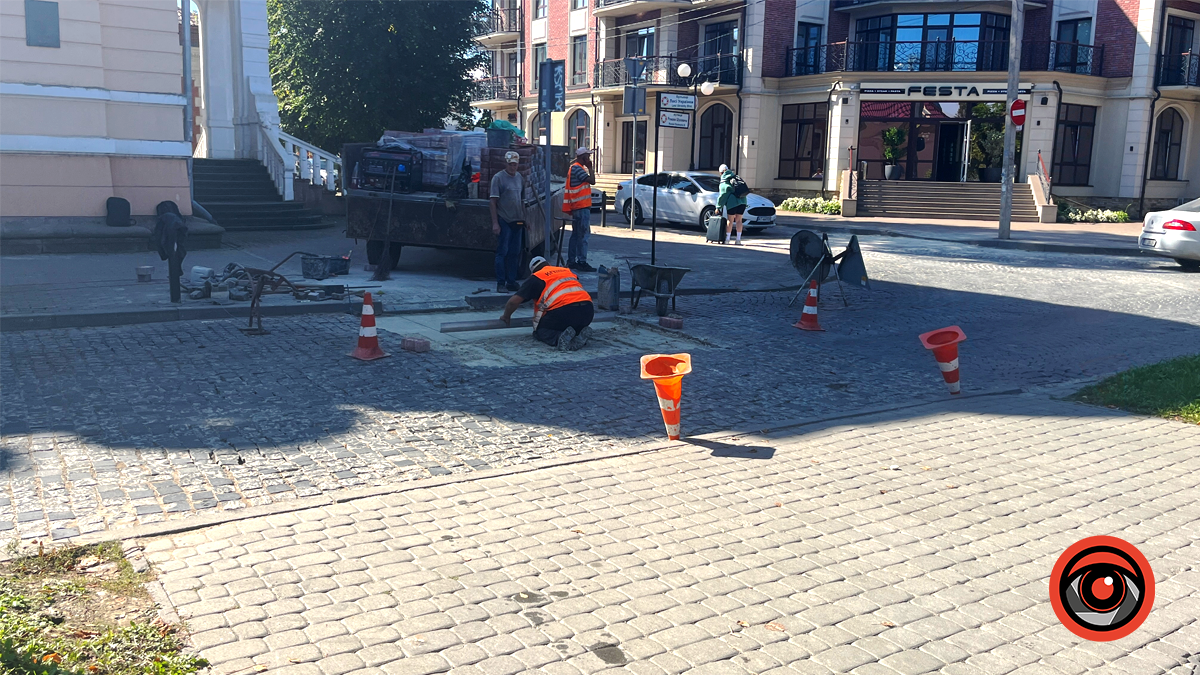 Плюс один: на бульварі Лесі Українки облаштовують черговий "кольоровий перехід" 1