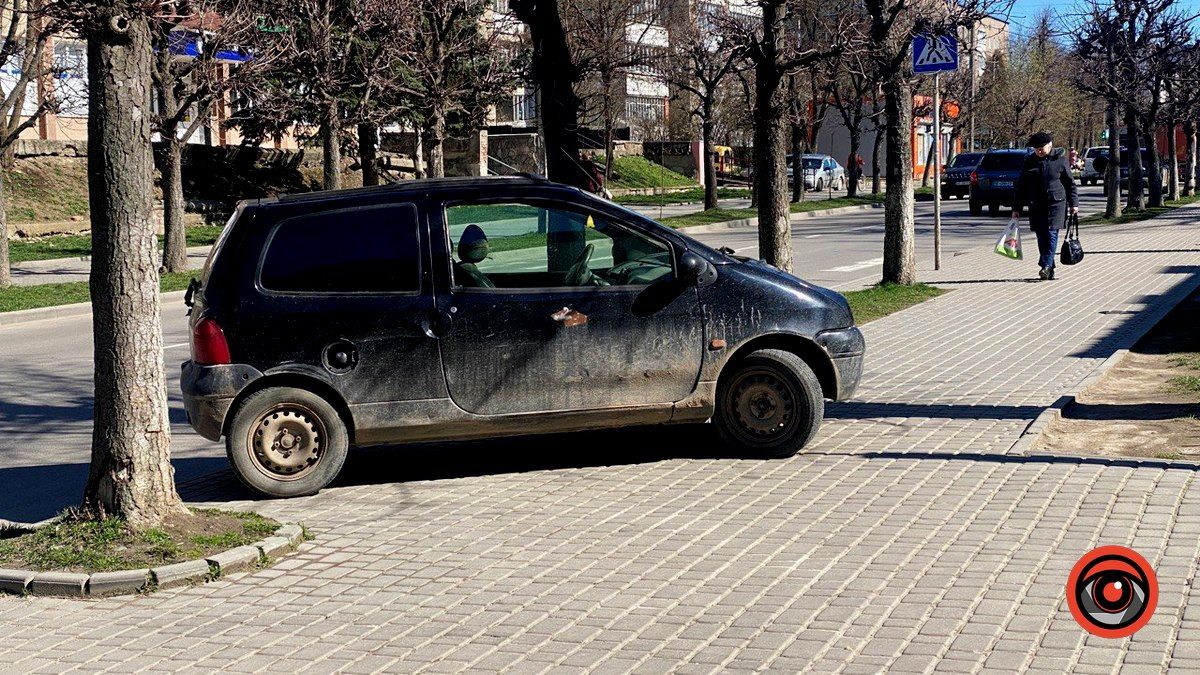 Ніби медом помазано: ще один випадок недолугого паркування у Коломиї